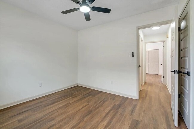 Building Photo - 1825 Sherwood Dr