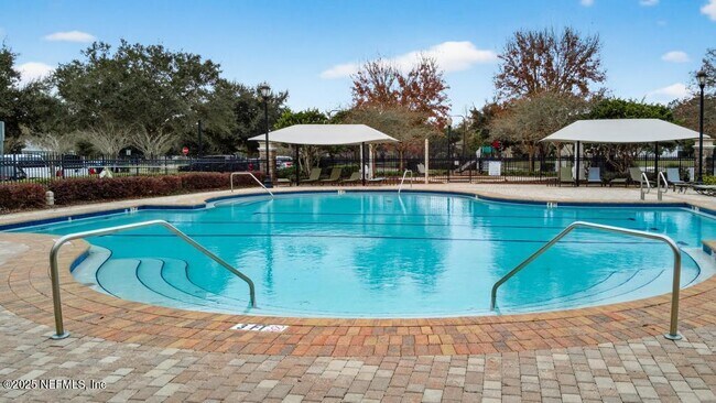 Building Photo - 411 Walnut Dr