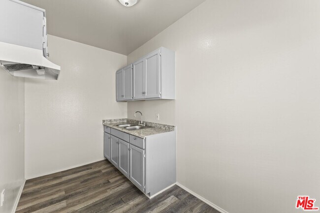 Building Photo - 842 W 83rd St