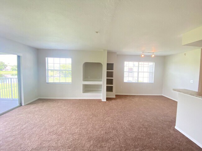 Building Photo - Second Floor Apartment with Balcony View! ...