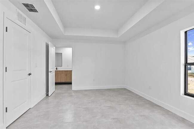 Building Photo - 1659 Javier St