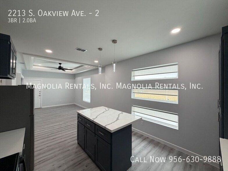 Building Photo - 2213 S Oakview Dr