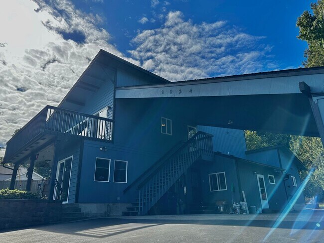 Building Photo - Newly Remodeled Top-Floor Duplex w/ Lake a...
