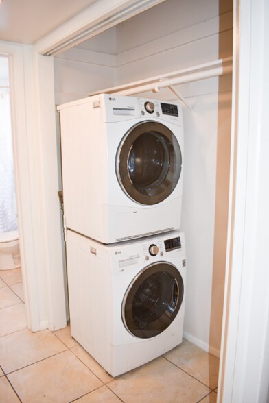 Building Photo - 3215 W Swann Ave