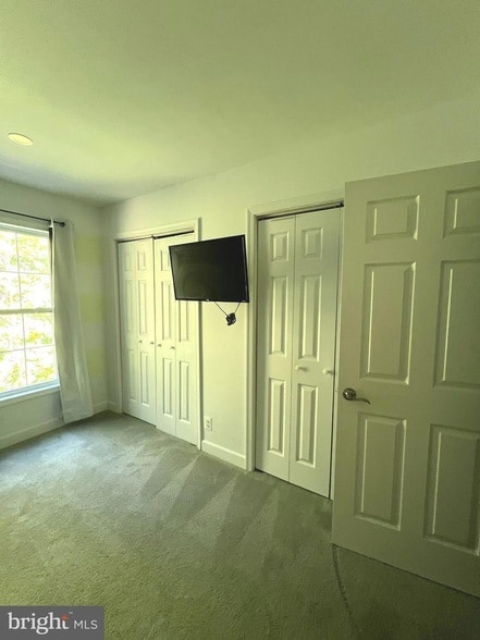 Building Photo - 671 Willow Ln