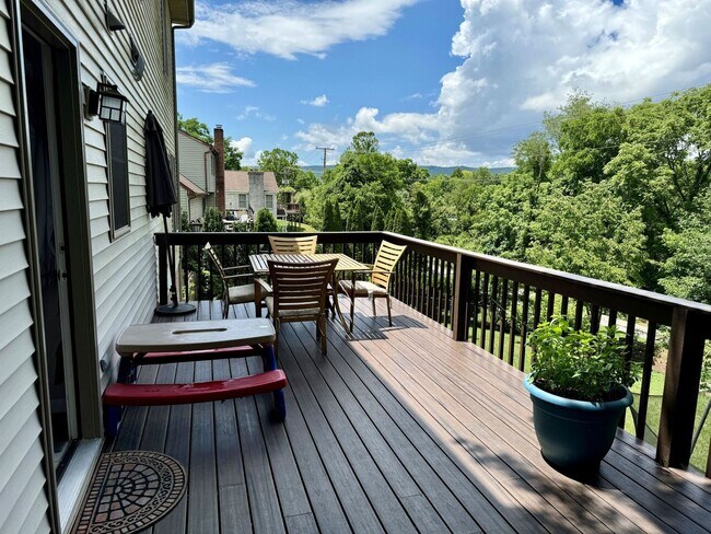 Building Photo - 6 bed/3 1/2 bath.  Pet Friendly