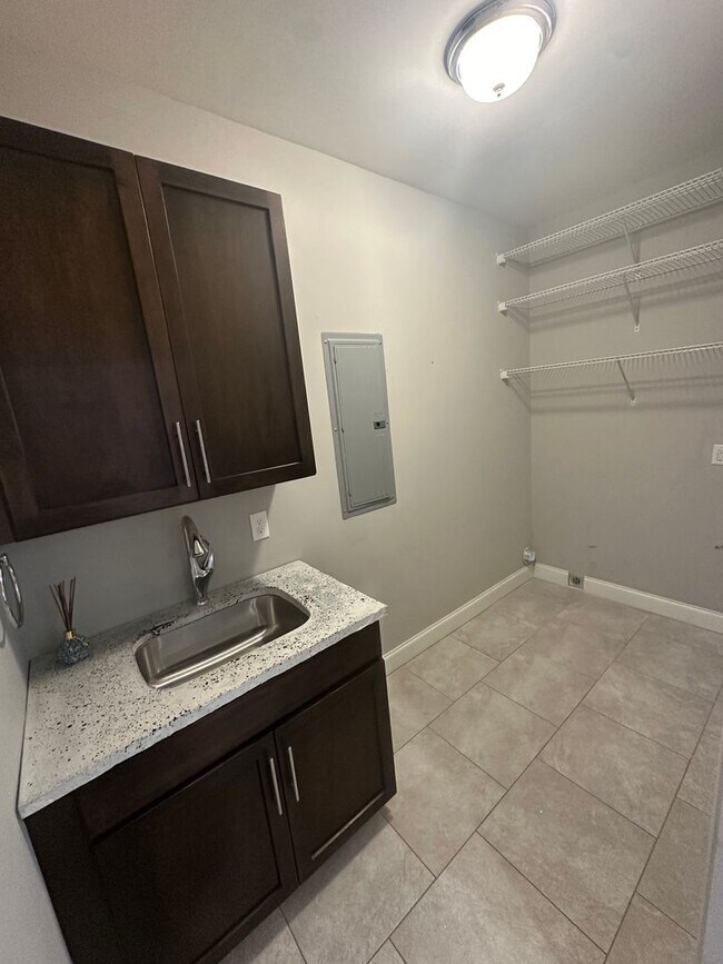 Building Photo - 514 Sapphire Dr