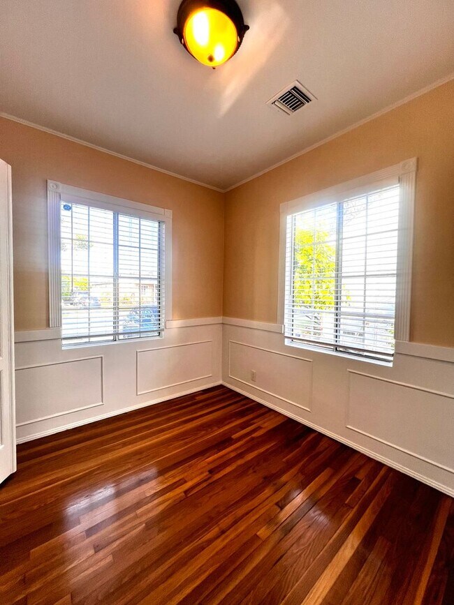 Building Photo - Single Family. 3-bed Home - Desireable Neighborhood!