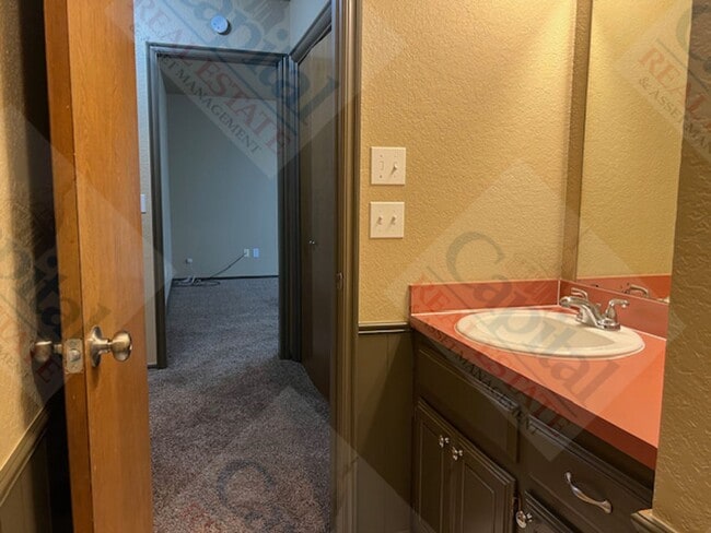 Building Photo - 2 Bedroom Duplex