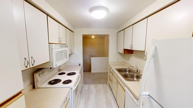 Building Photo - 455 Village Oaks Ct