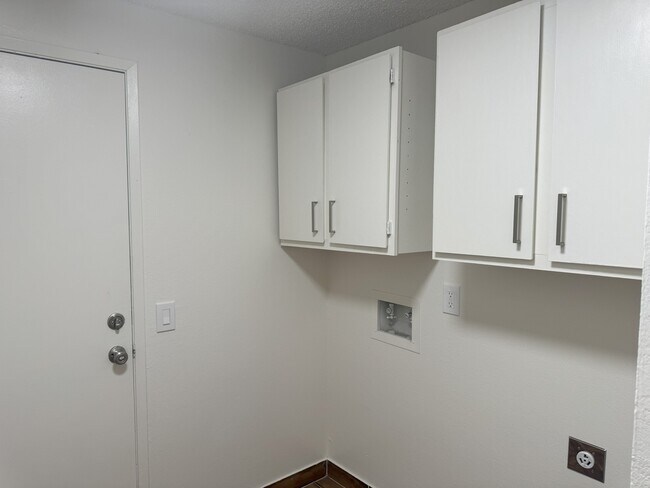 Building Photo - 2460 Brookside Way