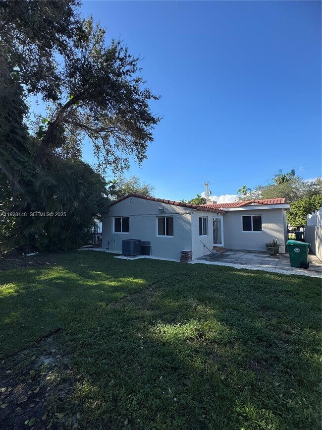 Building Photo - 3021 SW 2nd Ave