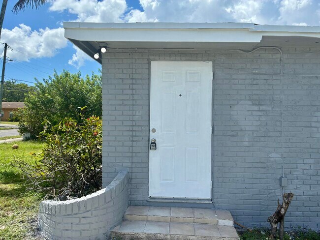 Building Photo - 605 NW 9th Ave