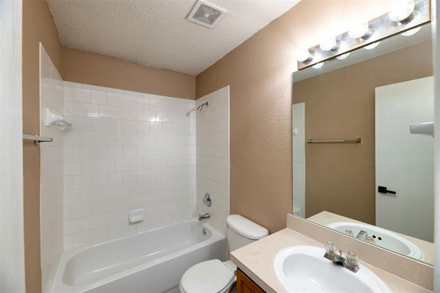 Building Photo - 206 Lakehurst Dr