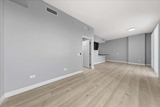 Building Photo - Stunningly Remodeled Studio High-Rise Unit For Rent