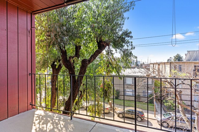 Building Photo - Modern 1-Bed w/ Balcony & Views Near Piedmont