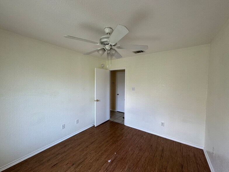 Building Photo - 2801 Alma Dr