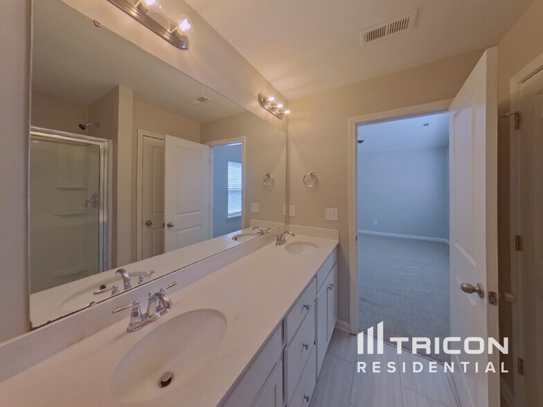 Building Photo - 200 Spring Knoll Dr