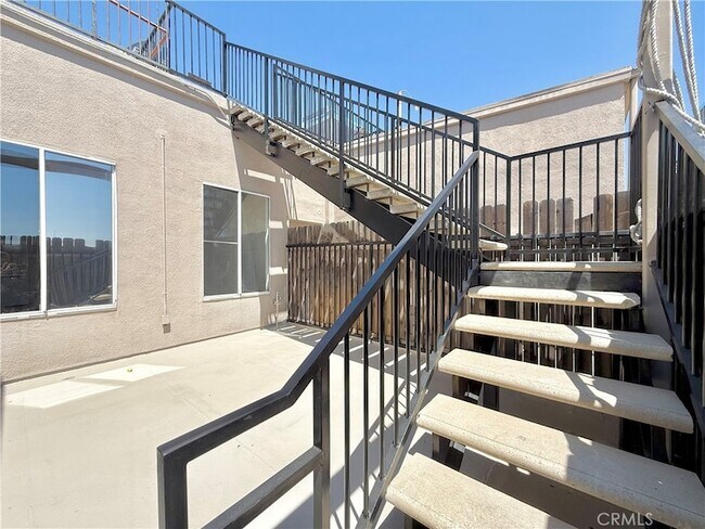 Building Photo - 312 W 5th St