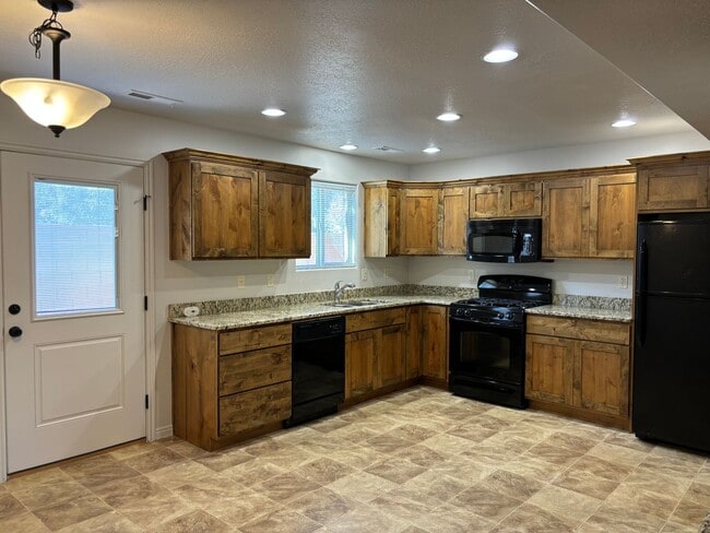 Building Photo - 3 bed 2.5 bath townhome