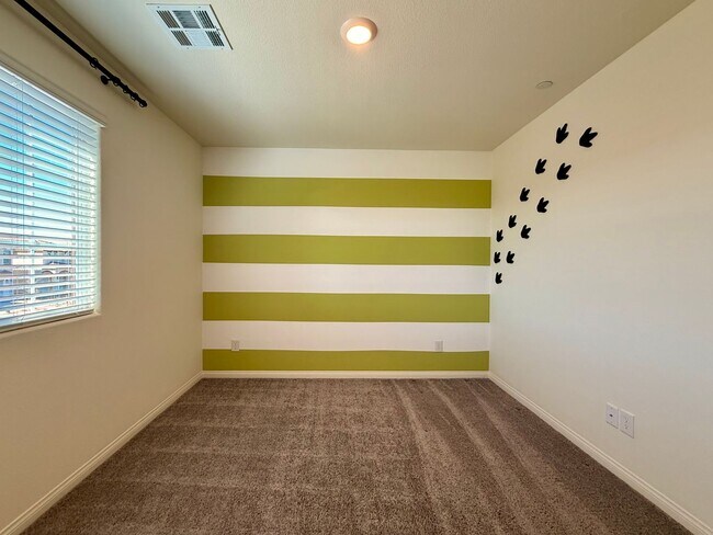 Building Photo - NEVER LIVED IN 4 BED 2.5 BATH 2 CAR GARAGE SINGLE FAMILY HOME FOR RENT!