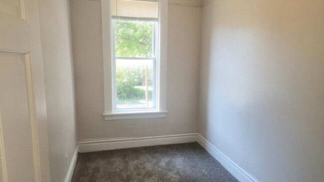 Building Photo - "Cozy 2-Bedroom Duplex in the Heart of St....