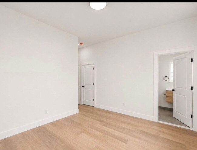 Building Photo - 356 21st St