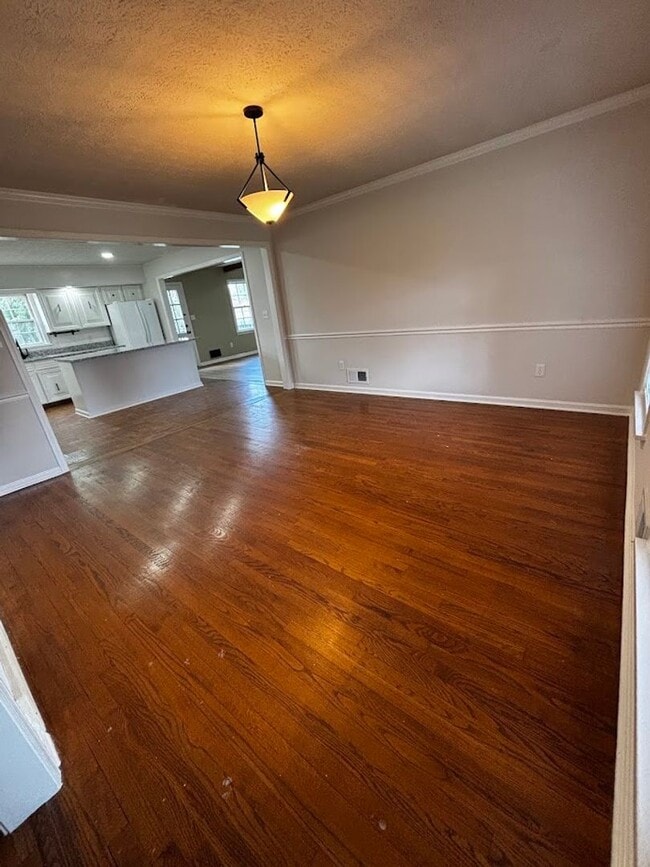 Building Photo - Large 4 Bedroom 2 Bath Home