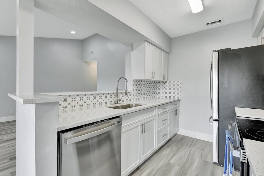 Building Photo - 815 W Boynton Beach Blvd