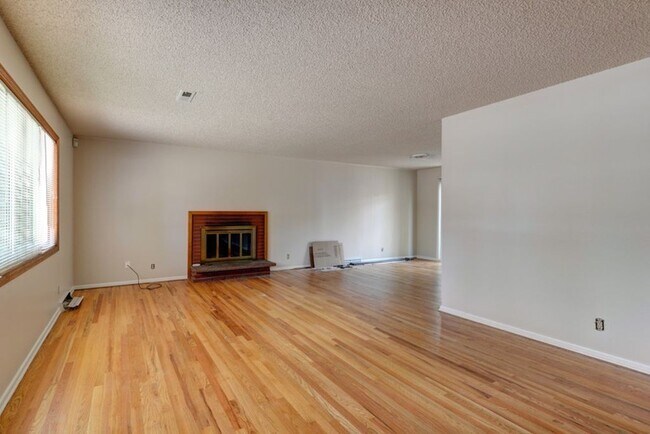Building Photo - "Rare Find" Updated Large 5 Bedroom home W/Finished Basement!