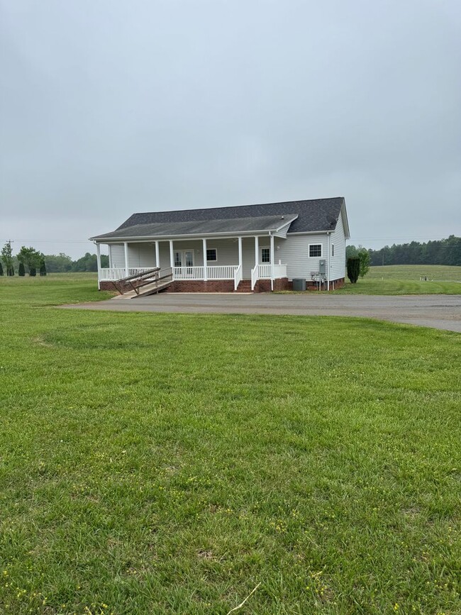 Building Photo - Charming 3 Bed, 2 Bath Home in Maiden – Pe...