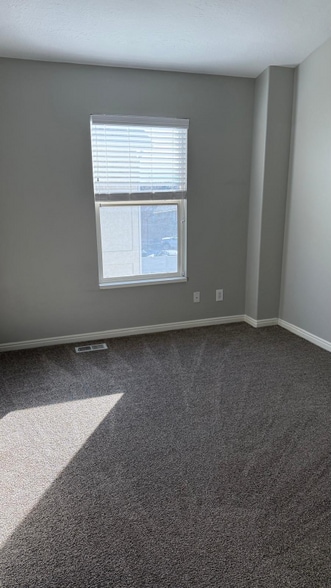 Building Photo - 365 E 760 N