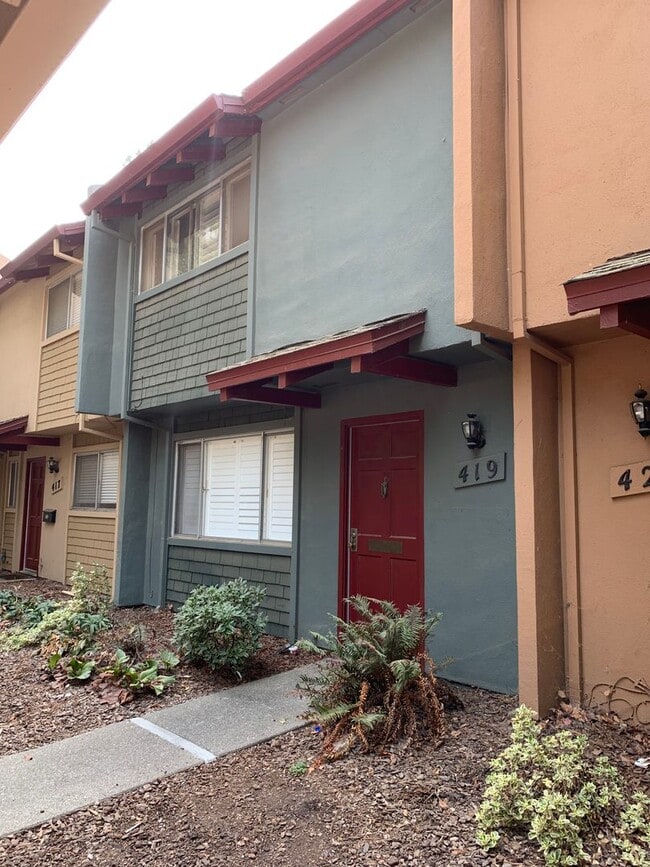 Building Photo - Adorable 3 Bed 1.5 Bath Covell Commons Condo ( fall Rental )