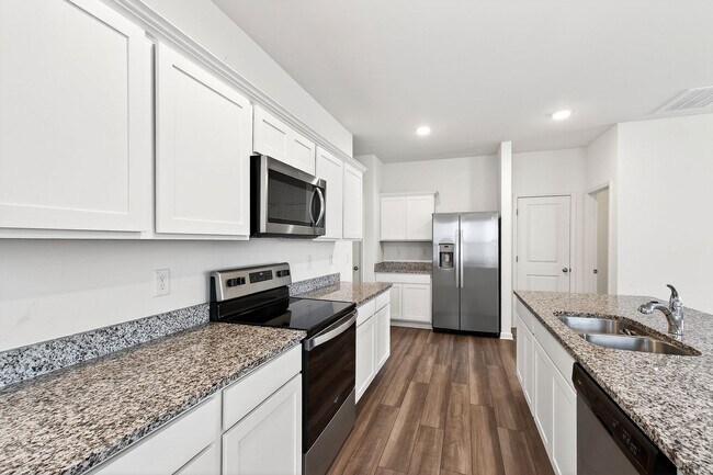 Building Photo - Charming 3BR End-Unit Townhome in Wake Forest!