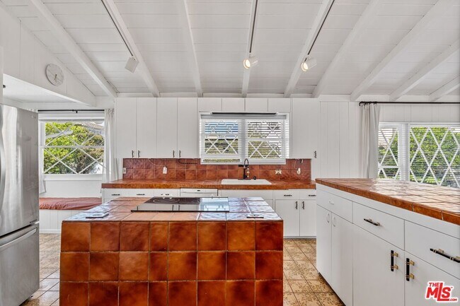 Building Photo - 112 Fleet St