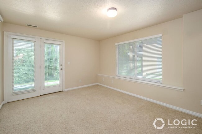 Building Photo - 9526 Fairway View Dr S