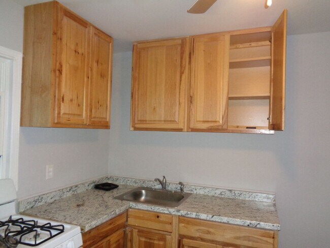 Building Photo - 2 Bedroom 1 bath home