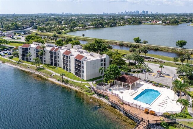 Building Photo - 113 Lake Emerald Dr