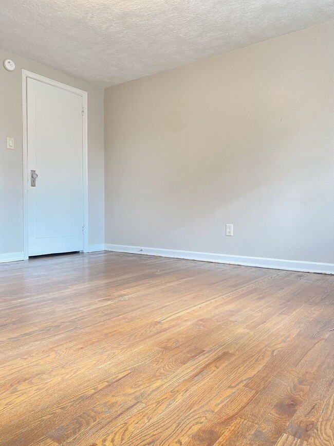 Building Photo - Large 2 bed 1 bath duplex with one car att...