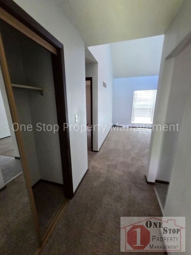 Building Photo - Welcome Home to this Adorable 2 Bed 1.5 Bath Duplex in Independence!!