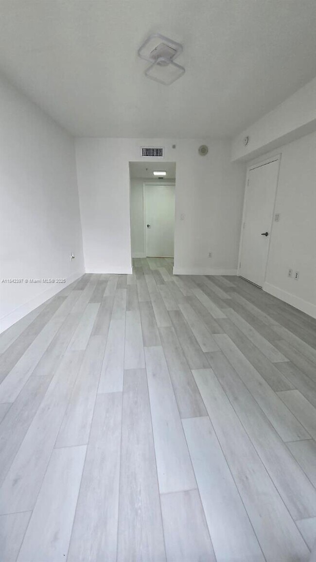 Building Photo - 1750 N Bayshore Dr