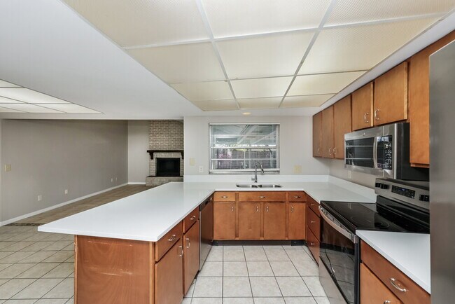 Building Photo - 16536 Forestlake Dr