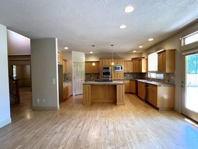 Building Photo - Beautiful 4 bed 3.5 bath home in Eagle jus...
