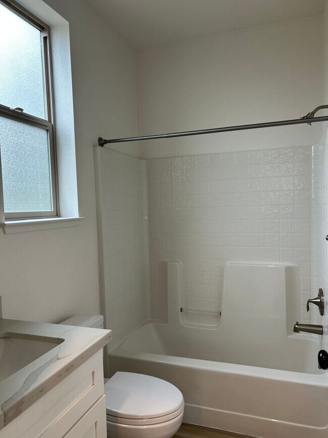 Building Photo - 1086-1086 Dutton Ave