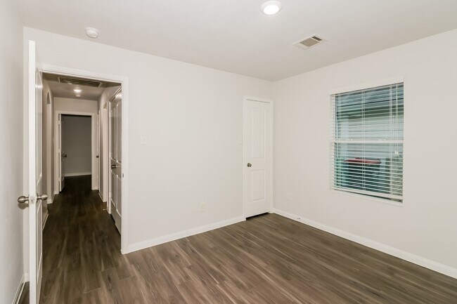 Primary Photo - 5710 S Brenwood Dr