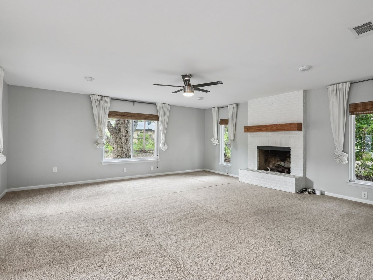 Building Photo - 1109 Sahara Ave