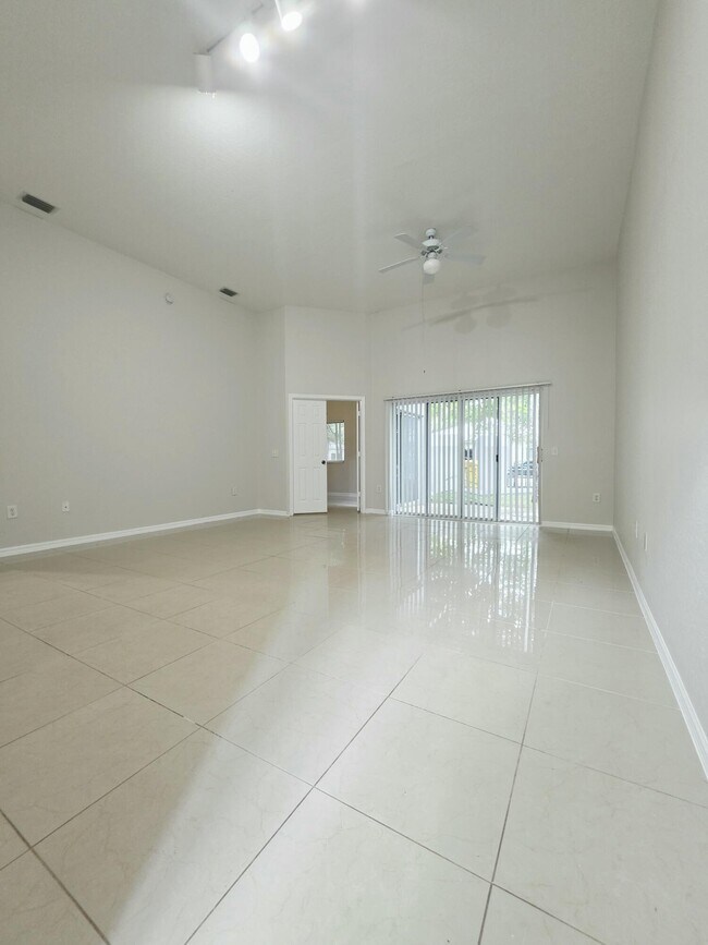 Building Photo - 260 Crestwood Cir