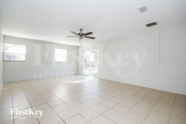 Building Photo - 3217 Deerfield Dr