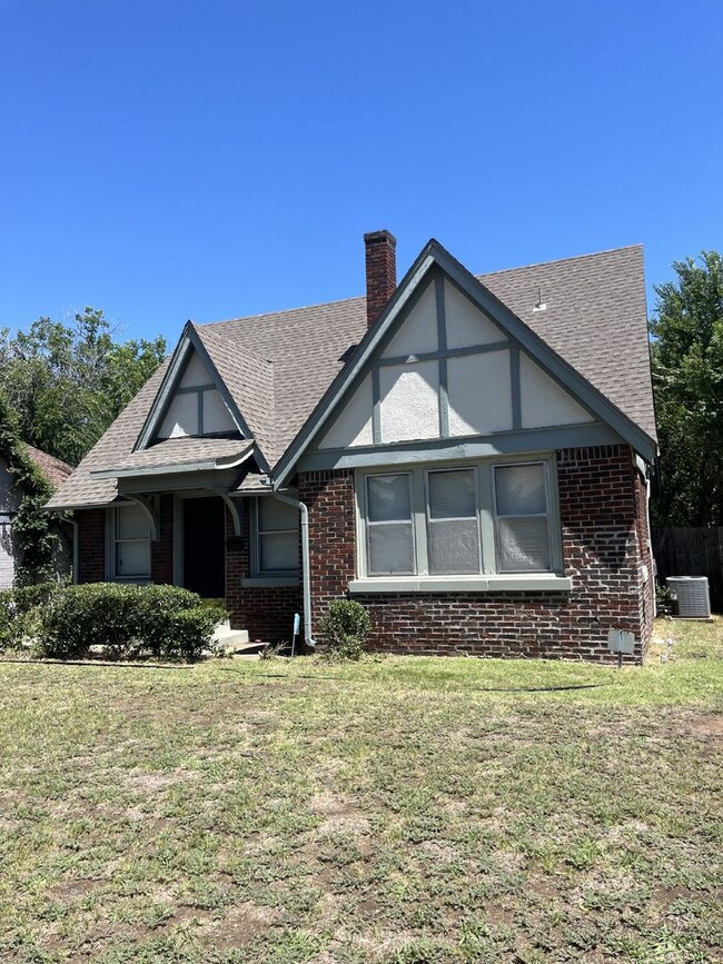 Primary Photo - Charming 2-Bedroom Home near Uptown.