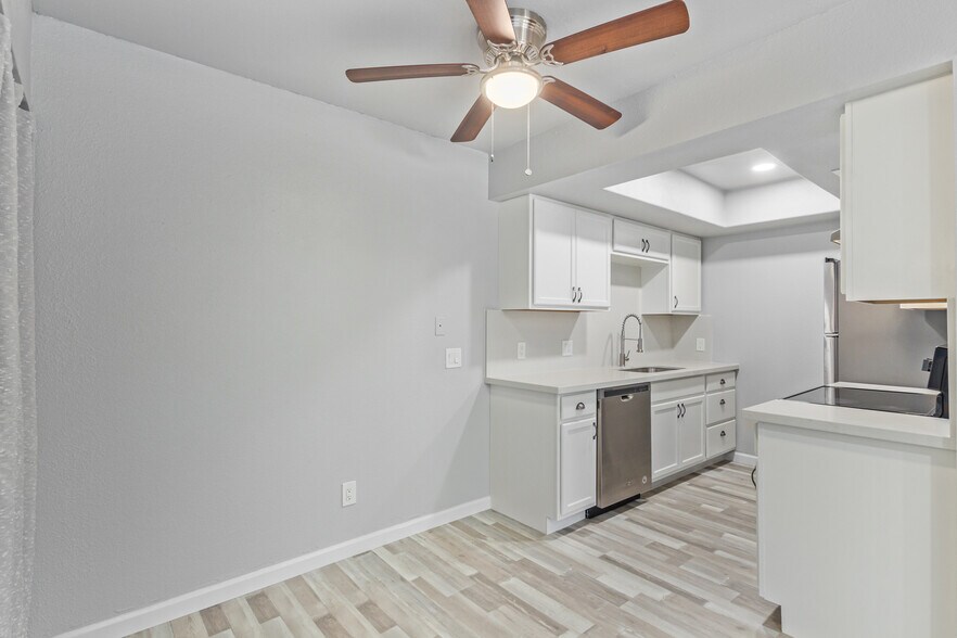 Dining/Kitchen - 2937 E Beck Ln